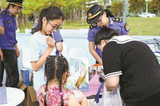 活动现场，城管队员与市民群众互动，展现更文明、更开放的同安城管新形象。蔡剑明摄