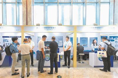 来自全国各地的储能企业纷纷展示自己的前沿技术与创新成果，吸引与会嘉宾驻足了解。