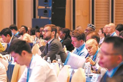 外籍嘉宾在认真听取大会成果发布。