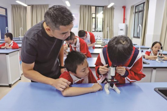 师生共探微观世界