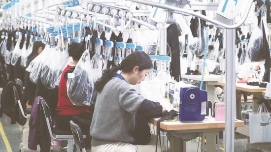 忙碌的六融工業成衣吊挂流水線