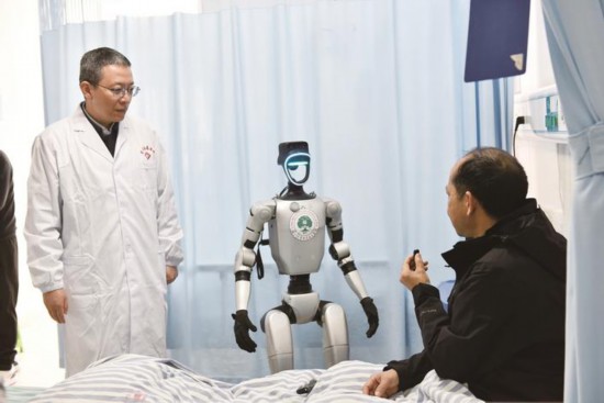 機器人“小立醫生”與患者交流